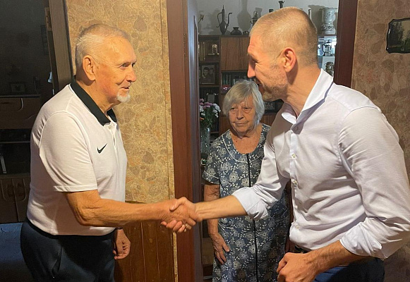 Дмитрий Пирог поздравил ветерана спорта из Краснодарского края с юбилеем
